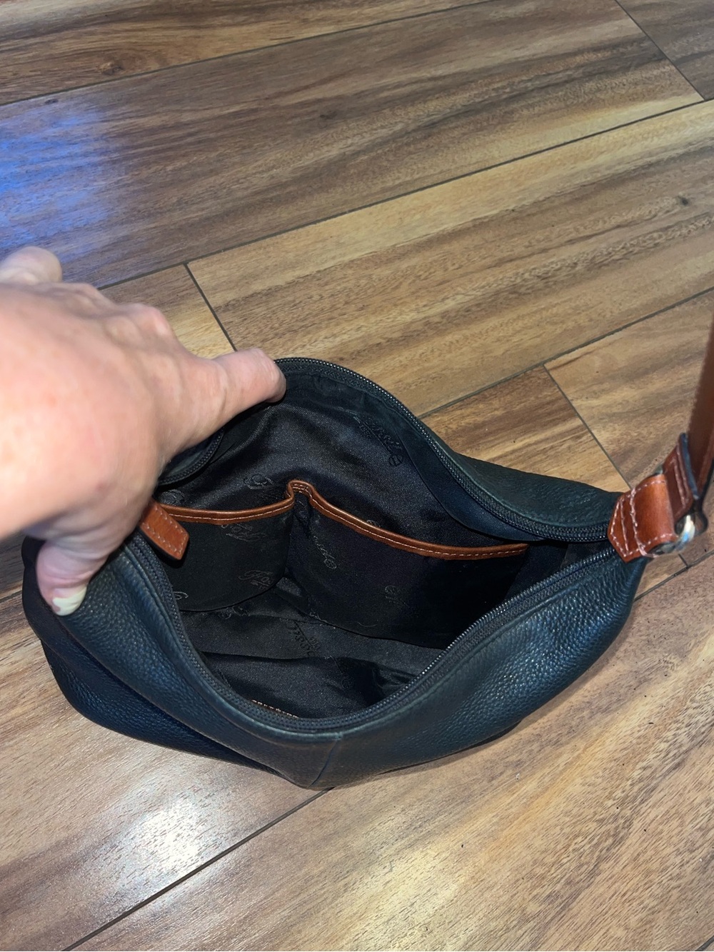 Small Black pebbled leather fossil shoulder bag with brown stitching - Picture 7 of 7